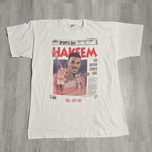 Vintage 1994 Hakeem Olajuwon Houston Rockets Sports Day Newspaper Champions Tee